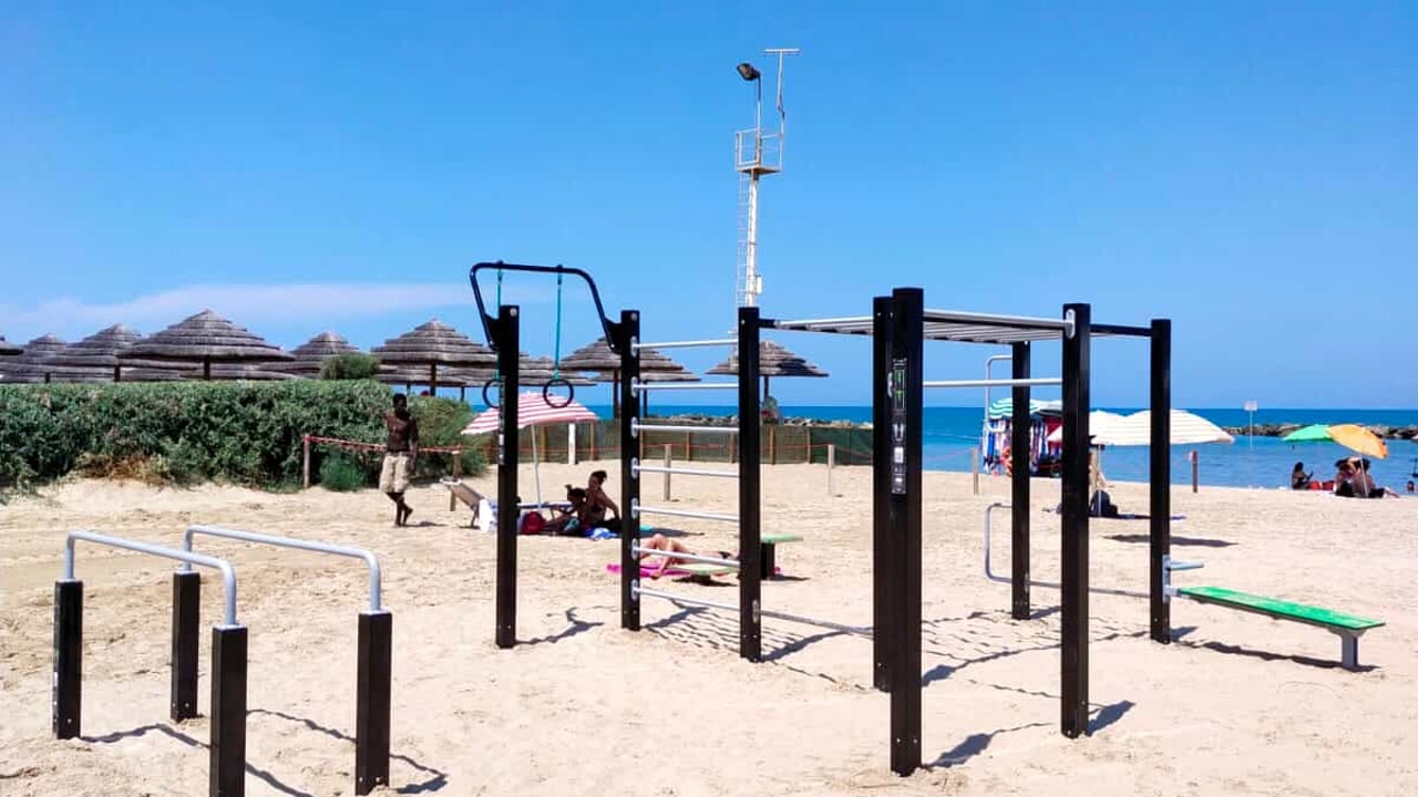 Installate attrezzature per il fitness nell'eco-spiaggia della riviera nord